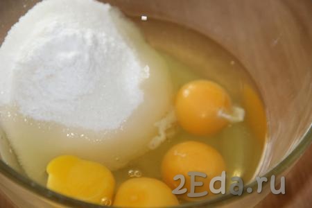 В миску разбить яйца, всыпать сахар.