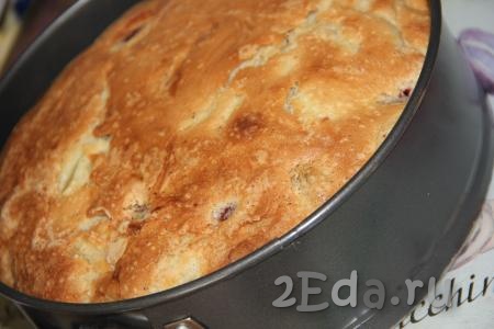 Выпекать пирог с ревенем и клубникой минут 40 в разогретой духовке при температуре 200 градусов. Готовность выпечки можно проверить деревянной лучинкой (лучинка останется сухой при прокалывании готового пирога).