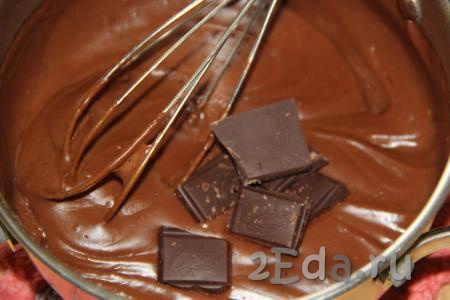 В горячую массу выложить шоколад, поломанный на небольшие кусочки, перемешать.