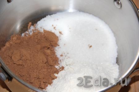 В кастрюле соединить какао, сахар и муку.