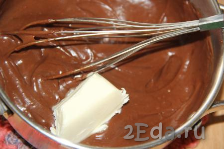 В шоколадную массу выложить мягкое сливочное масло.