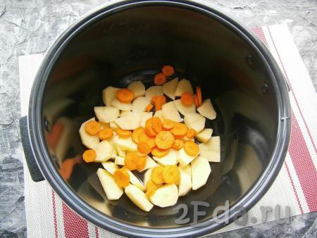 Растительное масло влить в чашу мультиварки, выложить картофель, добавить нарезанную не слишком тонкими кружочками морковь.
