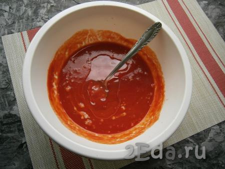 Снова перемешать и оставить в тёплом месте минут на 15, чтобы дрожжи "ожили". Далее в томатную смесь влить растительное масло и соль, перемешать.