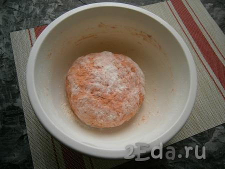 Добавляя понемногу в томатную смесь просеянную муку, замесить мягкое, но довольно плотное тесто.