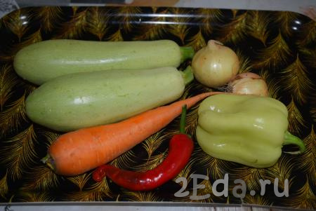 Подготовим продукты, овощи и зелень промоем под холодной водой. Морковь, лук и чеснок очистим, из болгарского перца удалим семена и плодоножку.