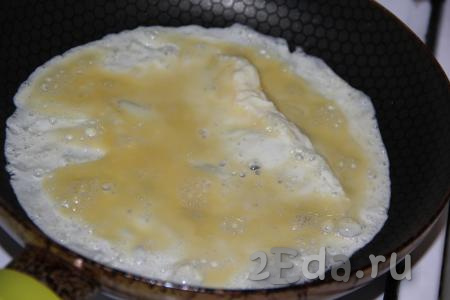 На разогретую сковороду влить 1/2 яичной массы (если сковорода без антипригарного покрытия, её можно немного смазать растительным маслом), жарить блинчик на среднем огне до золотистого цвета с одной стороны. 