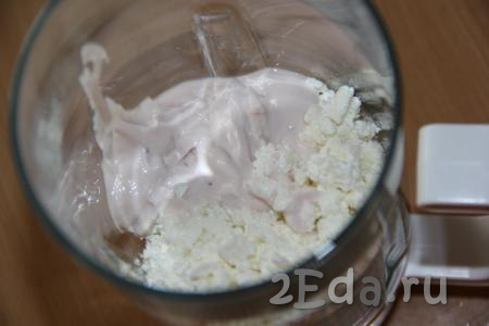 В чаше блендера соединить творог любой жирности и сметану (или йогурт). Я использовала ягодный йогурт.