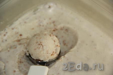 Затем с помощью ложки для мороженого сформировать шарики и подать к столу. Если творожно-банановое мороженое получилось слишком твёрдым, оставьте его на минут 15 при комнатной температуре.