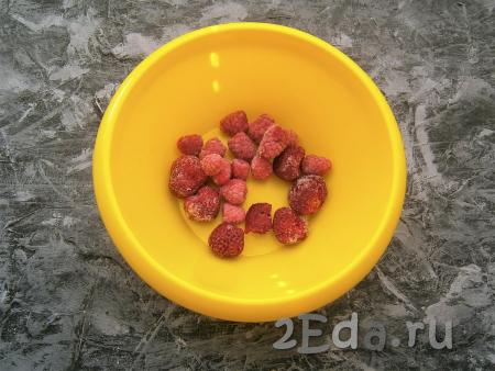 В глубокую посуду поместить ягоды (я поместила малину и клубнику). Если ягоды замороженные, дайте им немного разморозиться.