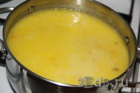 Как только картофель будет готов (станет мягким), влить в суп тонкой струйкой крахмальную смесь, непрерывно помешивая, затем довести до кипения.