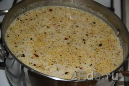 Посолить сырный суп с фаршем и добавить специи по вкусу. Томить суп на небольшом огне до полного растворения сыра, затем снять с огня.