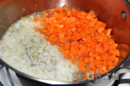 Морковь очистить и нарезать на кубики. Добавить морковь в кастрюлю к луку и обжарить в течение 3 минут, иногда перемешивая.