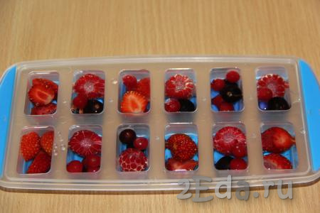 Залить ягоды родниковой (или фильтрованной) водой.