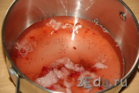 Сок от размороженных ягод вылить в кастрюлю. Если готовите со свежей клубникой, тогда влейте в кастрюлю 150-200 мл воды или любого фруктового (или ягодного) сока.