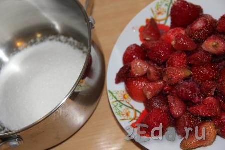Замороженные ягоды разморозить. В кастрюлю с толстым дном всыпать сахар.