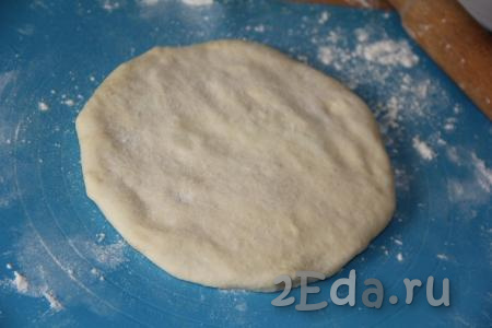 Перевернуть тесто с начинкой защипом вниз и аккуратно раскатать в лепёшку размером, примерно, 20 см.