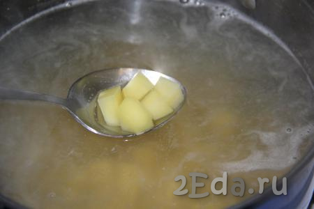 Рыбный бульон процедить и довести до кипения, затем добавить нарезанный картофель и варёное филе минтая.