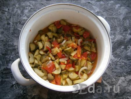 Далее поставить кастрюлю с салатом на небольшой огонь, довести его, помешивая, до кипения, а затем варить минут 15.