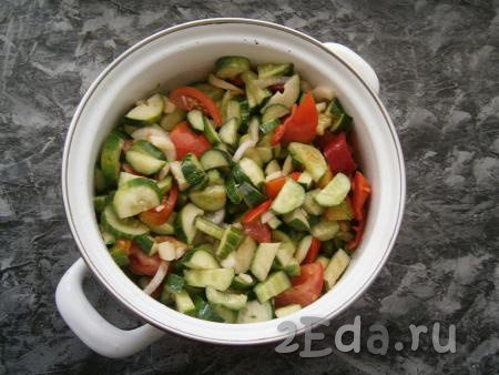 К нарезанным овощам добавить уксус, растительное масло, сахар и соль, перемешать салат и дать ему настояться 1 час, чтобы овощи пустили сок.