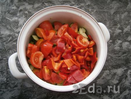 К огурцам добавить нарезанные дольками помидоры и болгарский перец, нарезанный кусочками.