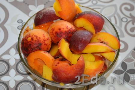 Пока тесто поднимается, нарежем персики и абрикосы на дольки и начинка готова.