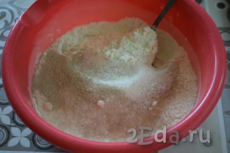 Приготовим тесто, для этого в миску просеем муку, добавим сахар, соль, дрожжи и ванилин, тщательно перемешаем.