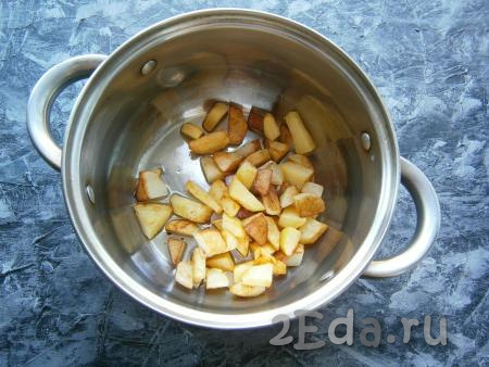 Картофель нарезать средними кусочками, обжарить его на сковороде на растительном масле до золотистости и готовности, переложить в кастрюлю.