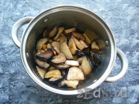 На сковороде на растительном масле, периодически помешивая, обжарить на среднем огне в течение 5-7 минут нарезанные баклажаны. Переложить обжаренные баклажаны к картофелю в кастрюлю.