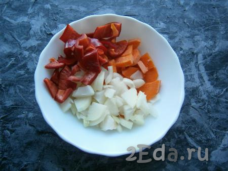 Морковь, картошку и лук очистить, удалить семенные коробки из болгарских перцев. Довольно крупно нарезать лук, морковь и сладкий болгарский перец.
