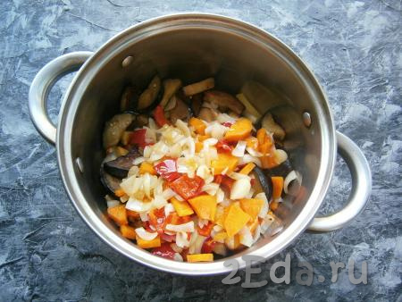 Далее на сковороде обжарить  лук с морковью и перцем до мягкости (в течение 5-6 минут) на небольшом огне, иногда перемешивая, а затем переложить в кастрюлю к картошке и баклажанам.