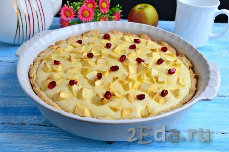 Дать замечательному, необычайно вкусному творожному пирогу с яблоками, испеченному в духовке, остыть в форме. Украсить зернами граната.