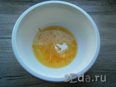 Для приготовления теста: растопить маргарин или сливочное масло, остудить, затем добавить сахарную пудру, ванильный сахар и цедру апельсина.