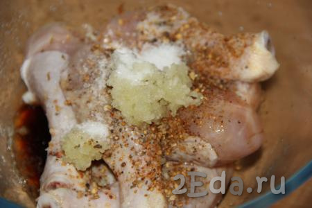 Куриные ножки промыть под проточной водой. Выложить в миску, добавить соевый соус, чеснок, пропущенный через пресс, специи и соль.