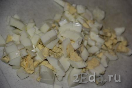 Яйца сварить (варить минут 10 с момента закипания воды), остудить, очистить и мелко нарезать.