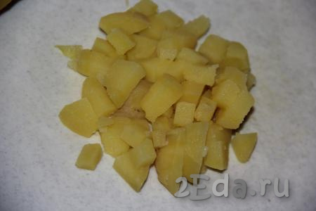 Картофель предварительно сварить до готовности (в течение 20-25 минут с момента закипания воды), затем очистить от кожуры и нарезать на кубики среднего размера.