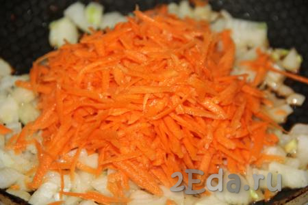 Морковь натереть на крупной тёрке (можно нарезать морковь кубиками или брусочками). Добавить морковь в сковороду с луком и обжарить минут 5 на среднем огне, иногда помешивая.