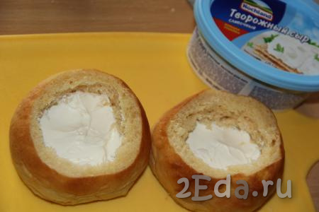 Дно булочек смазать творожным сыром (вместо сыра можно использовать, например, сметану).