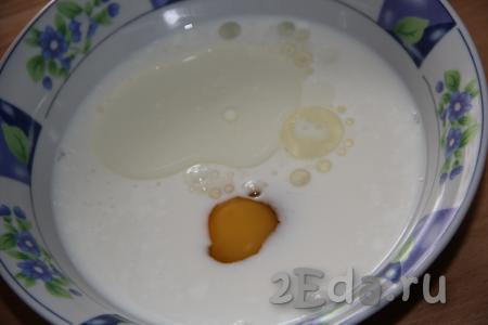 В отдельной миске соединить молоко, яйцо и растительное масло.