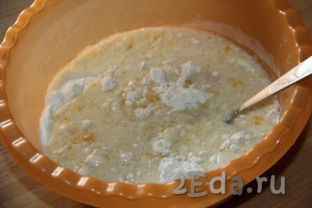 Влить молочно-медовую массу в мучную массу, перемешать тесто ложкой.