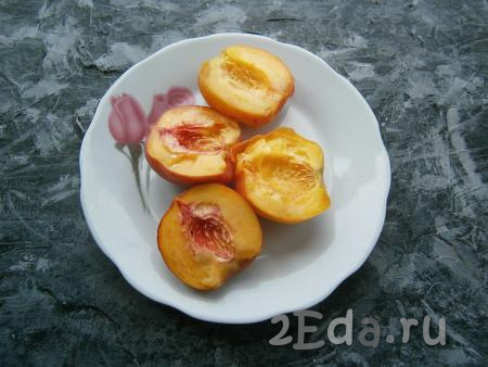 Персики разделить на 2 части, вынуть косточки.
