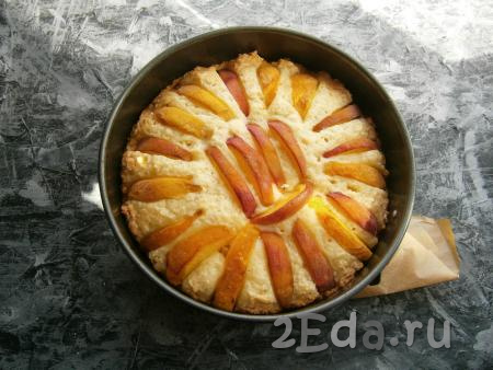 Разогреть духовку до 180 градусов, поставить в неё творожный пирог с персиками и выпекать около 50-60 минут.