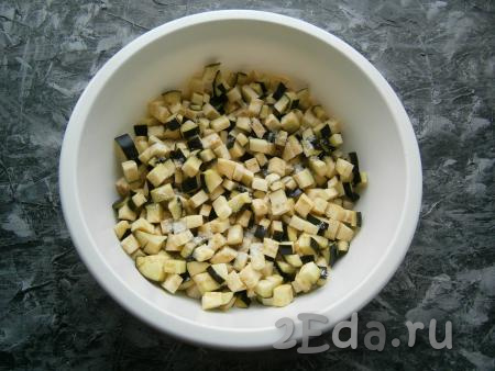 Лук, морковь и чеснок очистить. Удалить из болгарского перца семена и плодоножку. Вымыть баклажаны, нарезать маленькими кубиками, посолить, оставить на 20-30 минут, затем хорошо отжать.