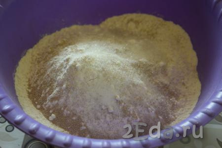 Приготовим дрожжевое тесто для хачапури, для этого в миску насыпем муку, добавим дрожжи, сахар и соль, тщательно перемешаем мучную смесь (до однородности).