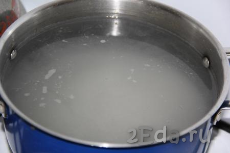 Воду влить в кастрюлю, добавить сахар, отправить кастрюлю на сильный огонь и довести сироп до кипения.