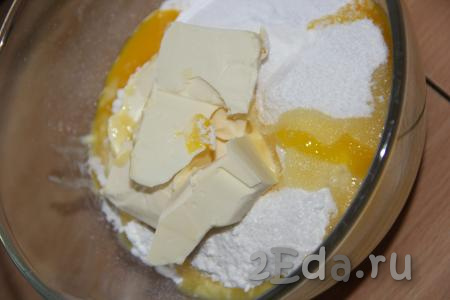 Затем добавить яйцо и кусочки холодного сливочного масла.