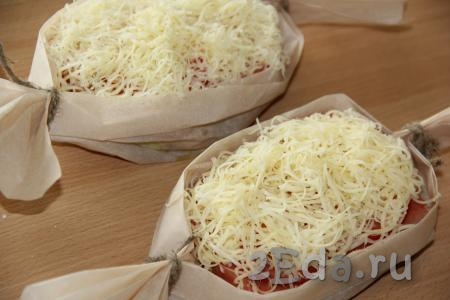 Сыр натереть на мелкой тёрке и выложить пышной шапкой поверх помидоров.