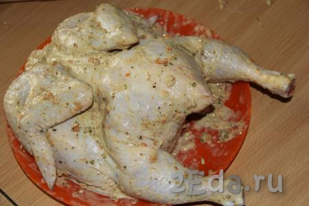 Смазать цыплёнка со всех сторон маринадом и оставить на пару часов. Можно замариновать курочку заранее (например, оставив её в маринаде в холодильнике на ночь).