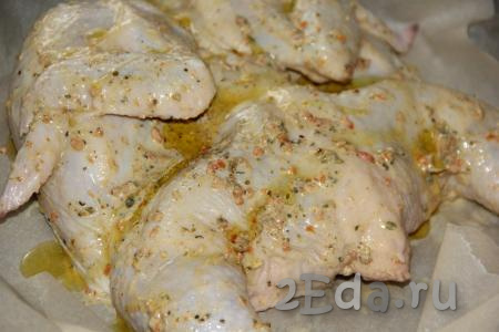 Полить оливковым маслом и поставить цыплёнка запекаться в разогретую духовку на 1 час при температуре 200 градусов.