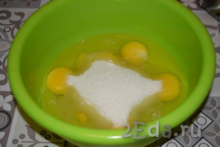 Приступаем к приготовлению теста, для этого в миску разбиваем яйца, добавляем к ним сахар и ванилин. В отдельной миске муку смешиваем с разрыхлителем и солью.