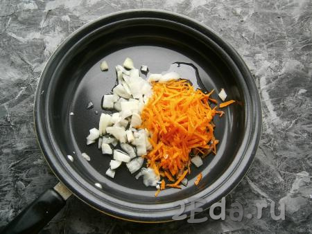 Лук нарезать небольшими кусочками, морковь натереть на крупной терке, а затем выложить овощи в сковороду с растительным маслом.